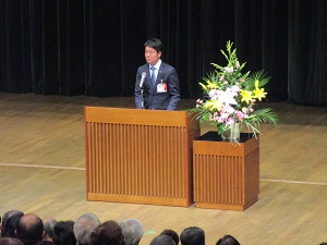 伝達式で挨拶する市長